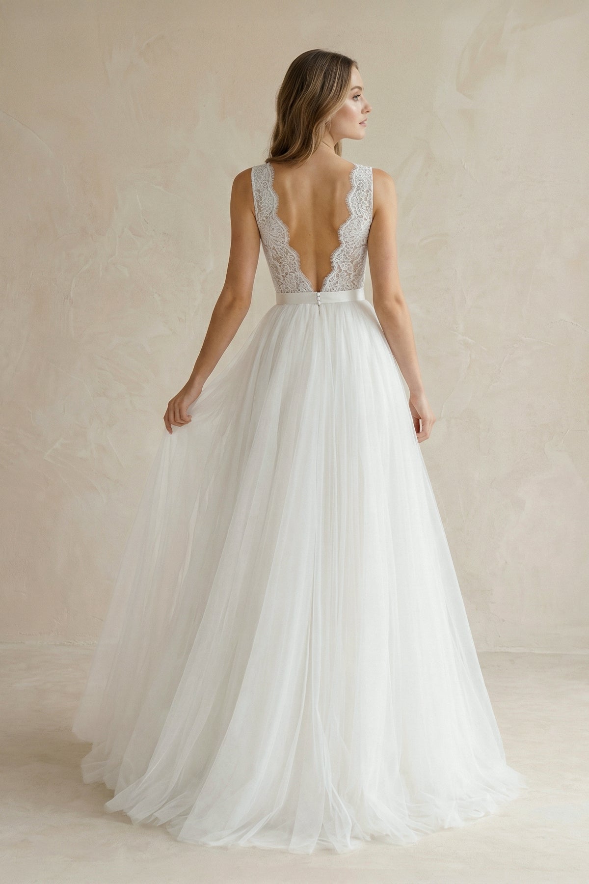 Robe de mariée blanche trapèze en dentelle à col V sans manches - Harana