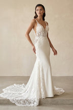 Robe de mariée blanche en dentelle coupe sirène à col V ornée d’appliqués - Harana