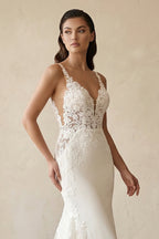 Robe de mariée blanche en dentelle coupe sirène à col V ornée d’appliqués - Harana