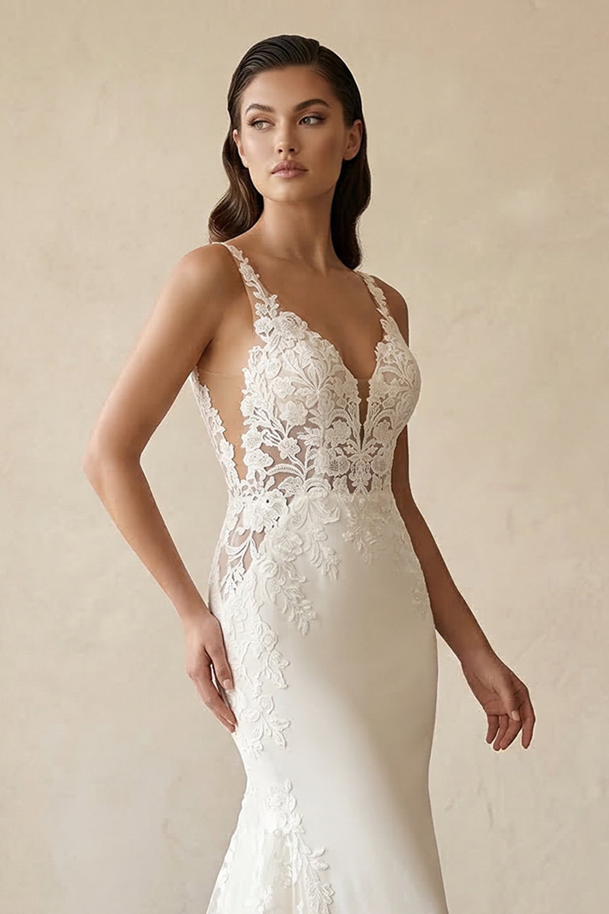 Robe de mariée blanche en dentelle coupe sirène à col V ornée d’appliqués - Harana