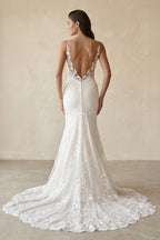 Robe de mariée blanche en dentelle coupe sirène à col V ornée d’appliqués - Harana