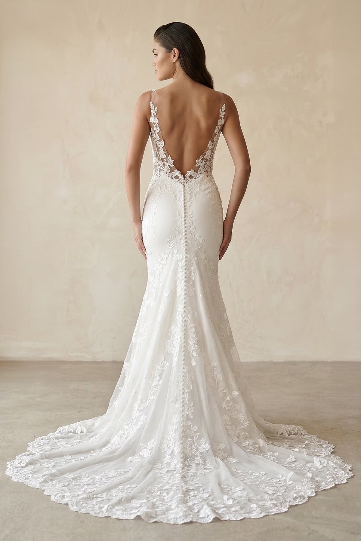Robe de mariée blanche en dentelle coupe sirène à col V ornée d’appliqués - Harana