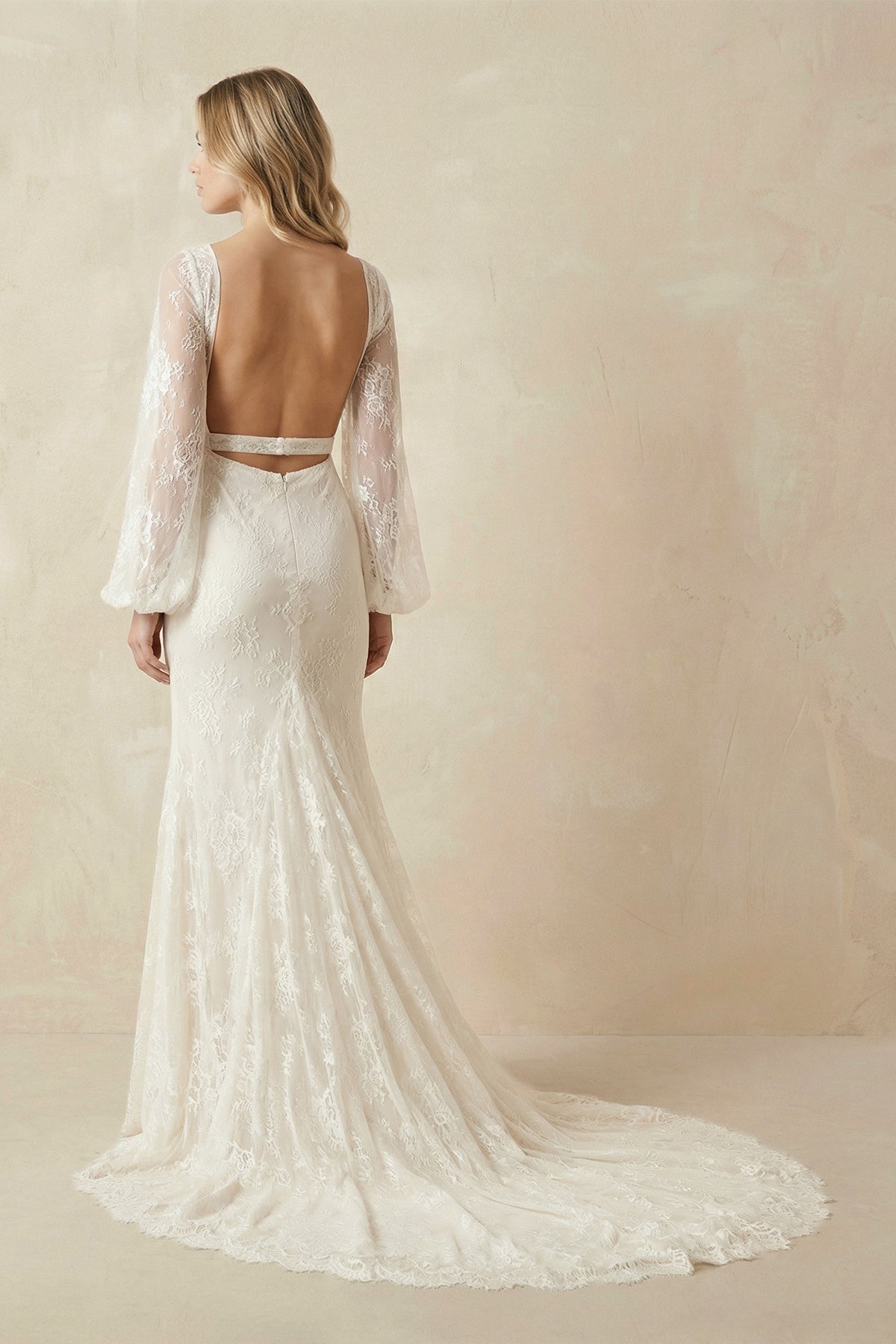 Robe de mariée ivoire en dentelle coupe sirène à col V et manches longues dos nu - Harana