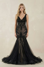 Robe de mariée noire en tulle coupe sirène à col V ornée d’appliqués - Harana