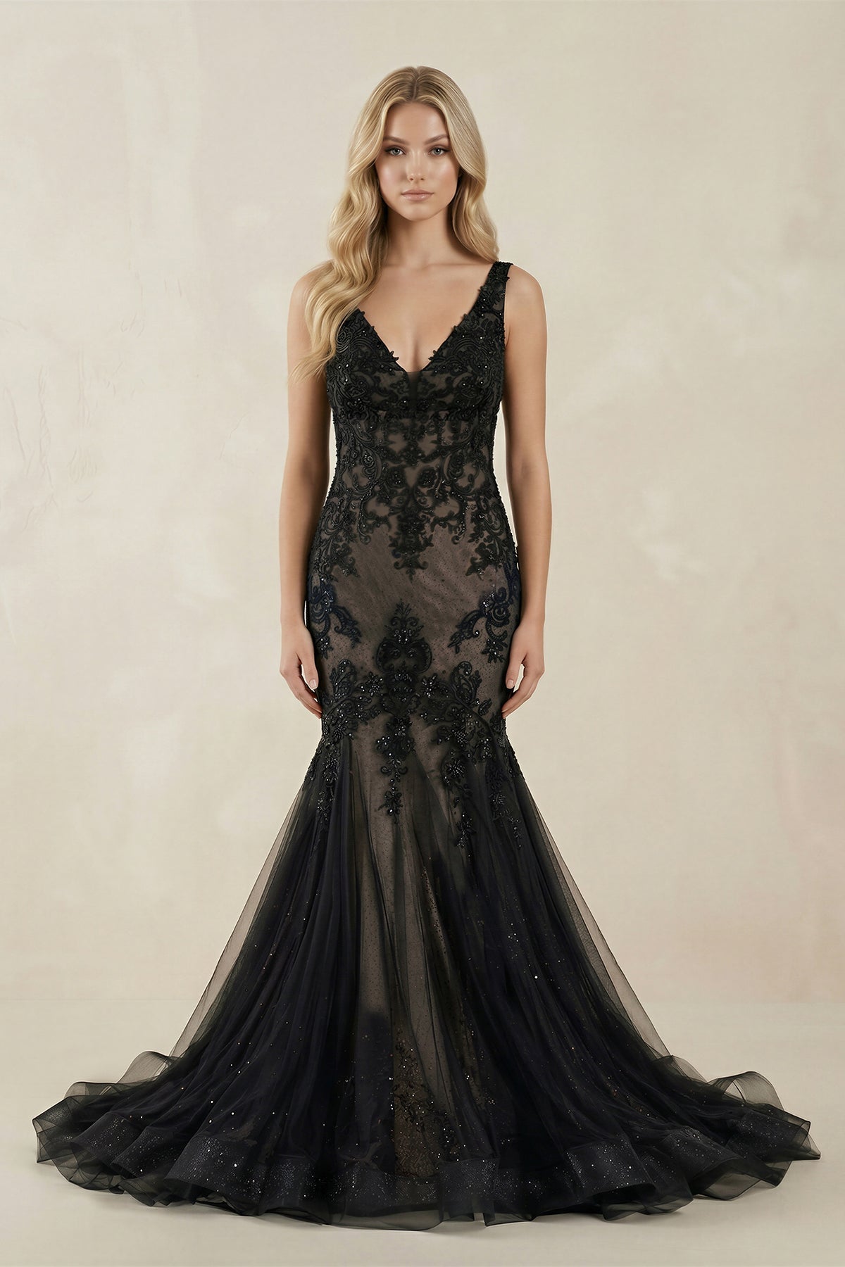Robe de mariée noire en tulle coupe sirène à col V ornée d’appliqués - Harana