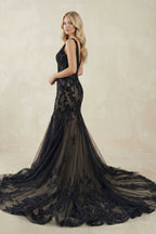 Robe de mariée noire en tulle coupe sirène à col V ornée d’appliqués - Harana