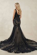 Robe de mariée noire en tulle coupe sirène à col V ornée d’appliqués - Harana