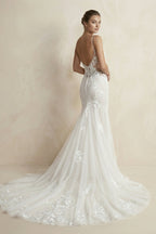 Robe de mariée blanche en dentelle silhouette sirène à col V ornée d’appliqués - Harana