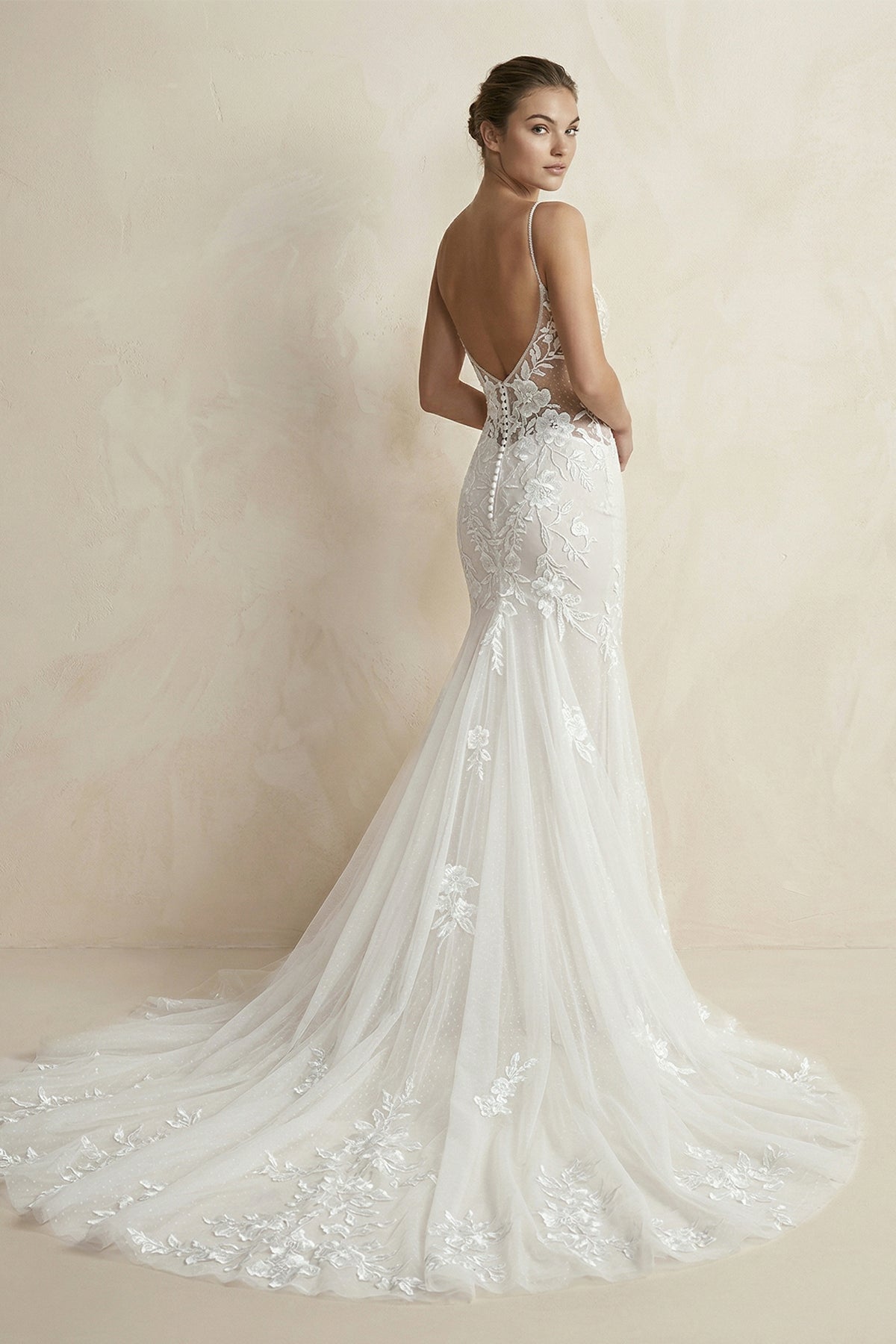 Robe de mariée blanche en dentelle silhouette sirène à col V ornée d’appliqués - Harana