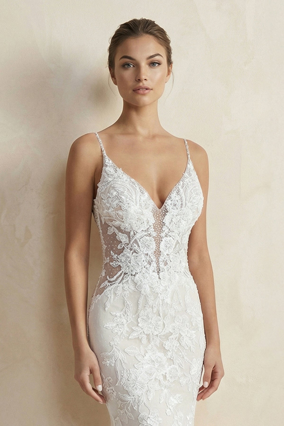 Robe de mariée blanche en dentelle silhouette sirène à col V ornée d’appliqués - Harana
