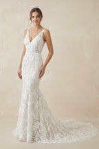 Robe de mariée blanche et nude en dentelle silhouette sirène à col V - Harana