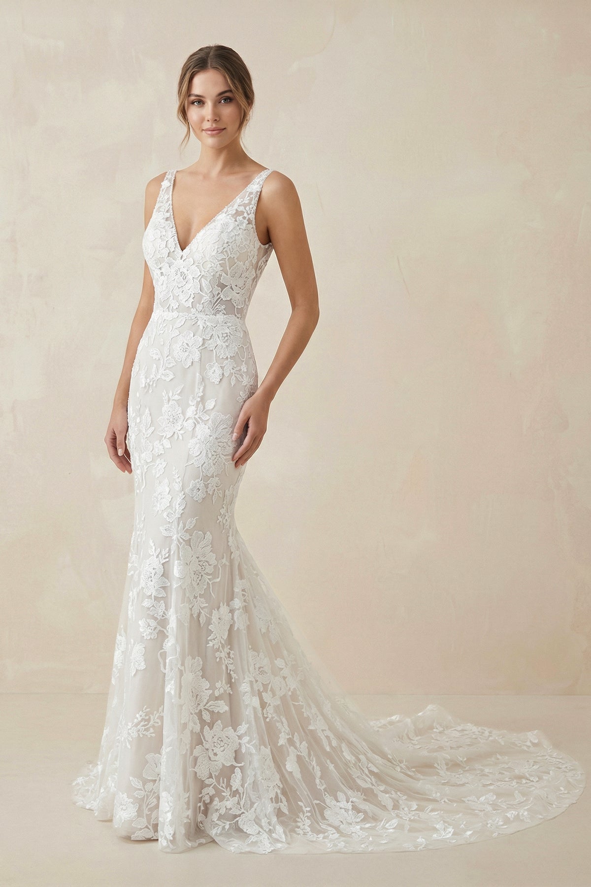 Robe de mariée blanche et nude en dentelle silhouette sirène à col V - Harana