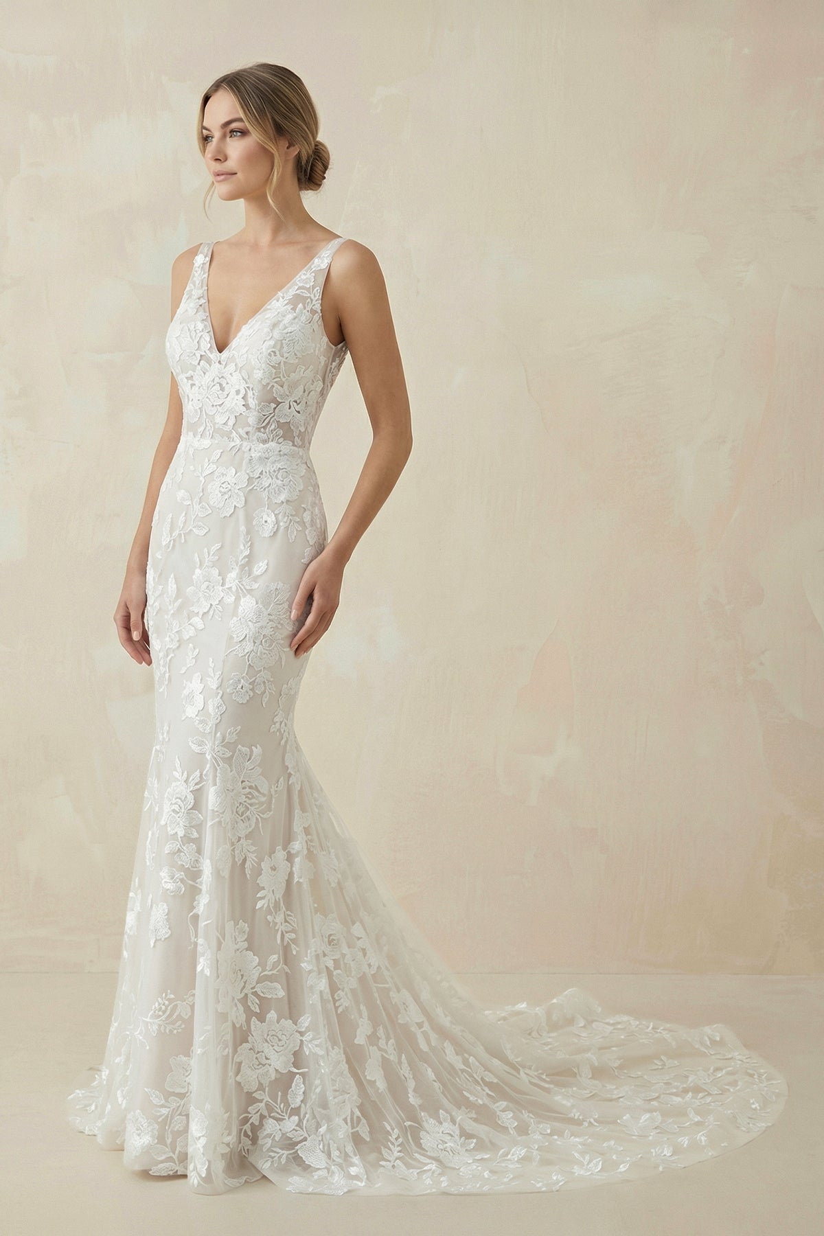 Robe de mariée blanche et nude en dentelle silhouette sirène à col V - Harana