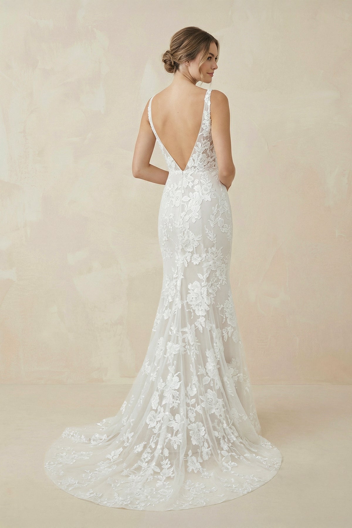 Robe de mariée blanche et nude en dentelle silhouette sirène à col V - Harana