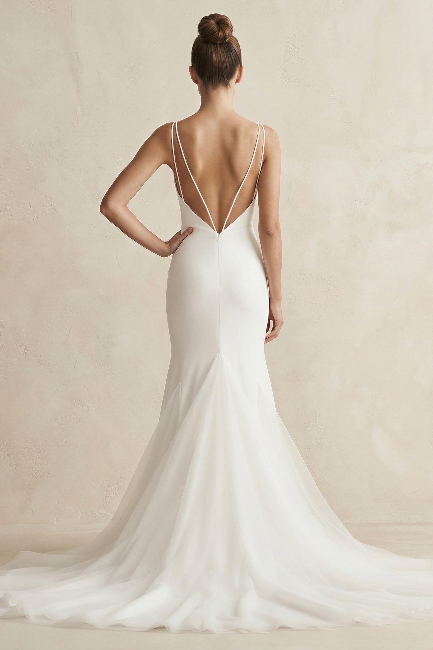 Robe de mariée blanche satinée coupe sirène à col V effet drapé - Harana