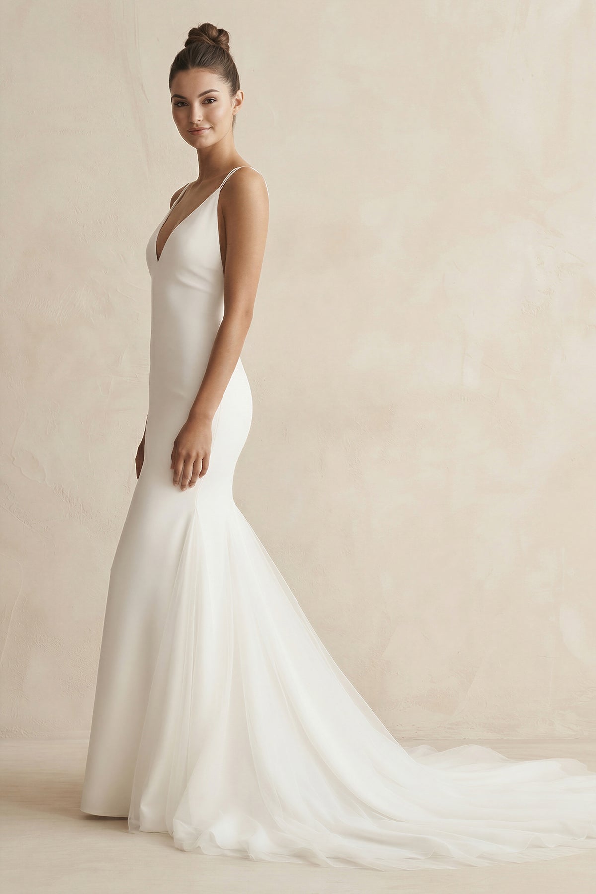 Robe de mariée blanche satinée coupe sirène à col V effet drapé - Harana