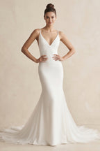 Robe de mariée blanche satinée coupe sirène à col V effet drapé - Harana