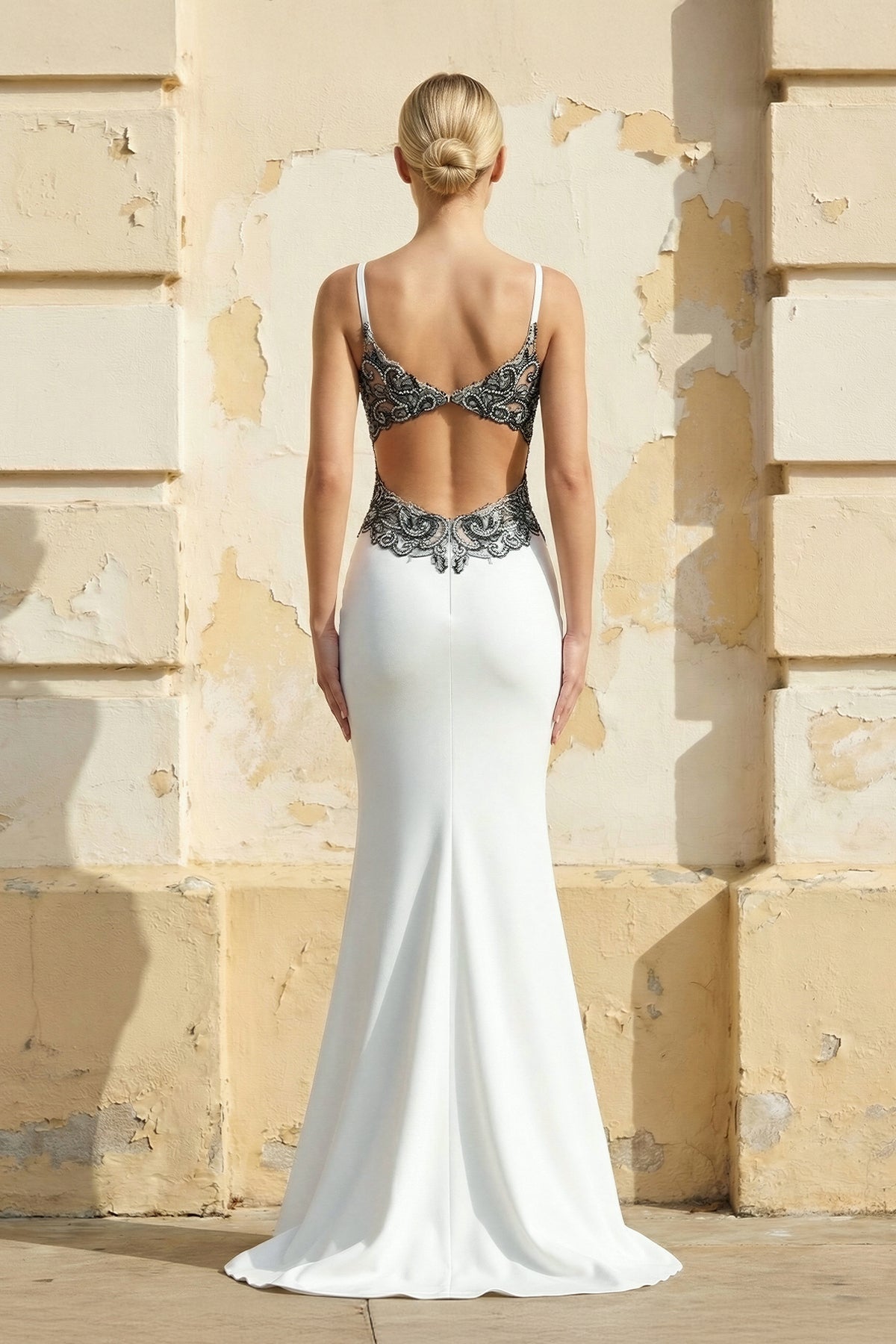 Robe de mariée noire et blanche satinée coupe sirène à col V - Harana