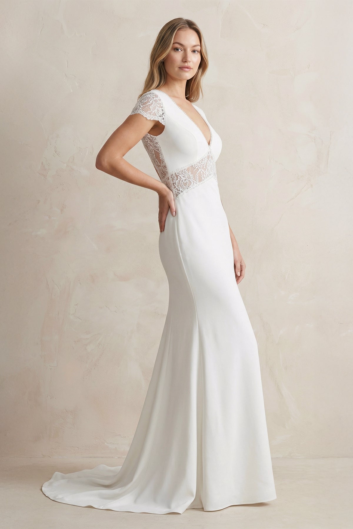 Robe de mariée blanche satinée coupe sirène à col V et manches courtes - Harana