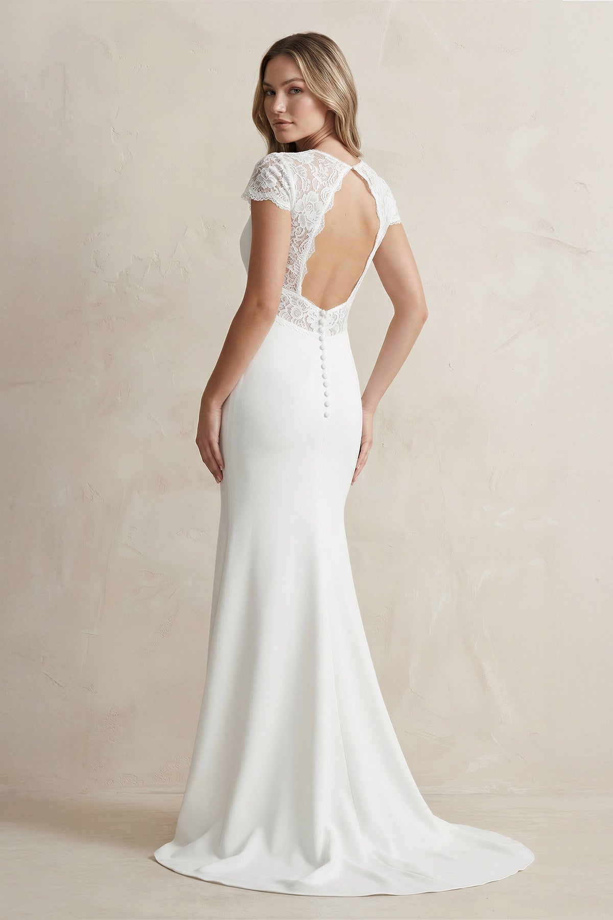 Robe de mariée blanche satinée coupe sirène à col V et manches courtes - Harana