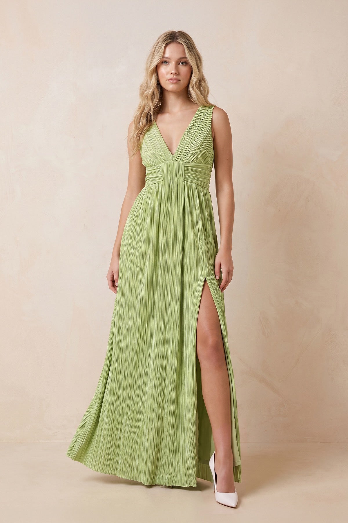 Robe vert matcha longue en mousseline à col V plissée avec fente - Harana