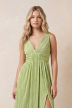 Robe vert matcha longue en mousseline à col V plissée avec fente - Harana