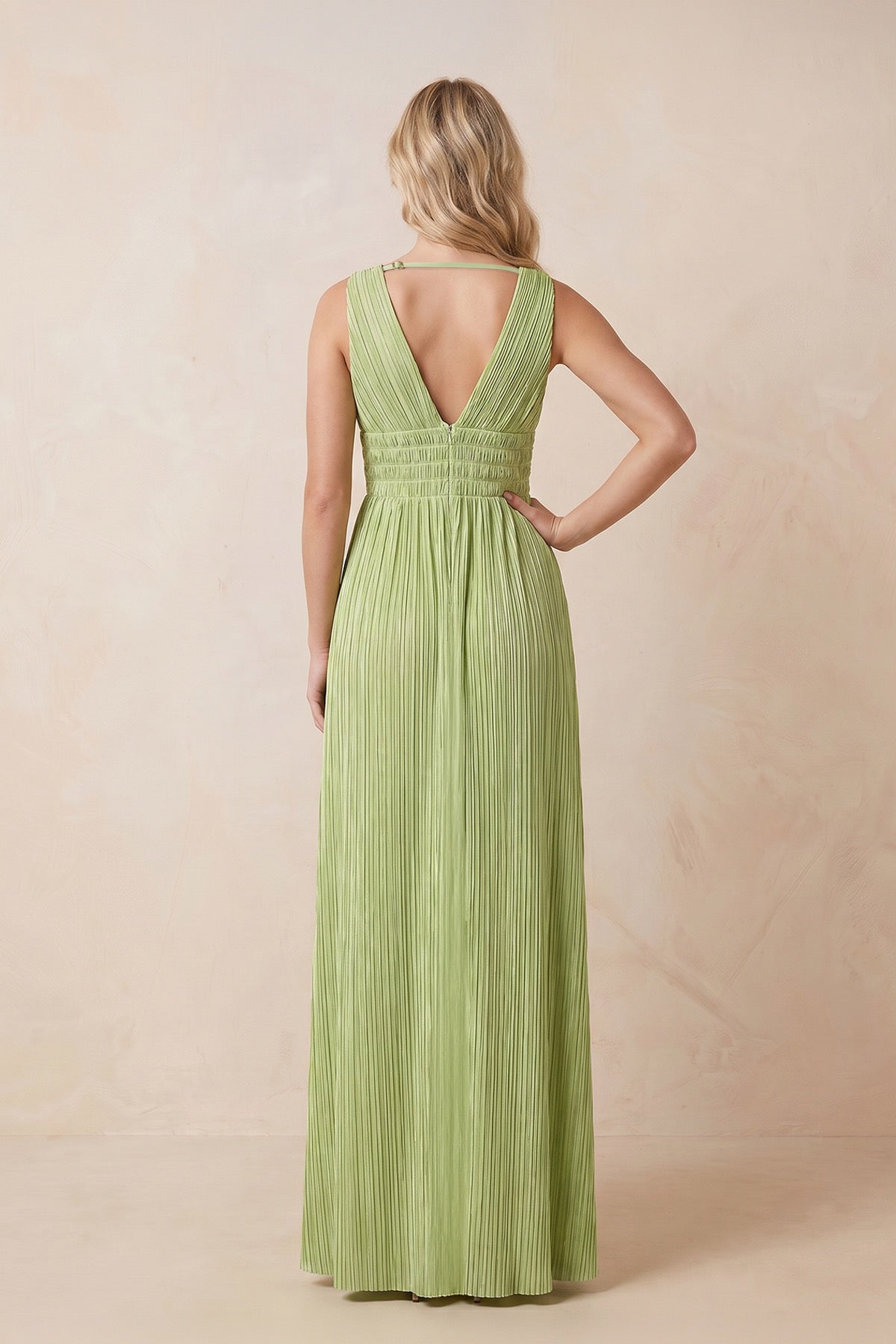Robe vert matcha longue en mousseline à col V plissée avec fente - Harana