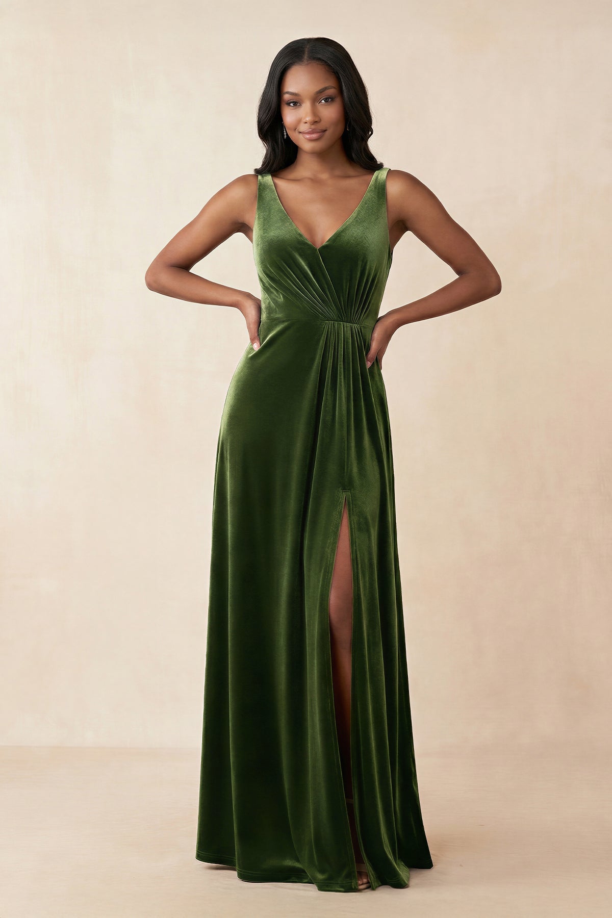 Robe demoiselle d’honneur olive longue col V sans manches froncée - Harana