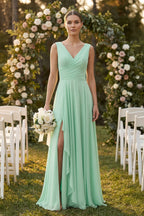 Robe demoiselle d’honneur pale pistachio longue col V sans manches avec fente - Harana