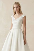 Robe de mariée blanche trapèze en satin à col V sans manches - Harana
