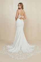Robe de mariée blanche satinée coupe sirène à col V ornée d’appliqués - Harana
