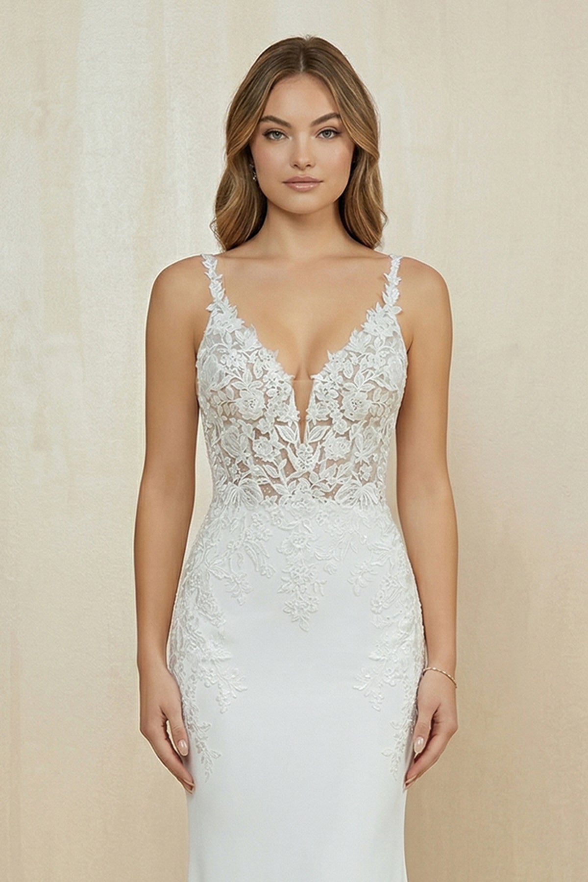 Robe de mariée blanche satinée coupe sirène à col V ornée d’appliqués - Harana