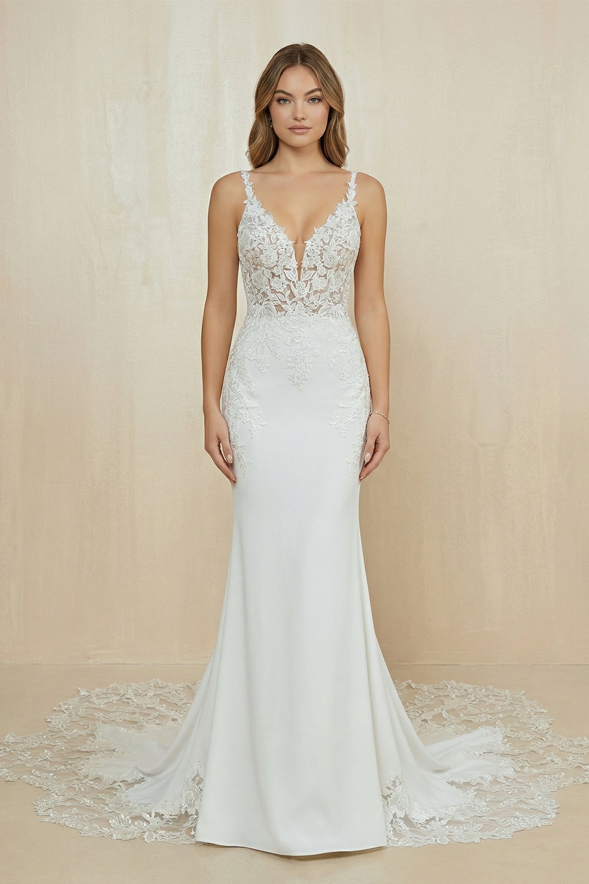 Robe de mariée blanche satinée coupe sirène à col V ornée d’appliqués - Harana