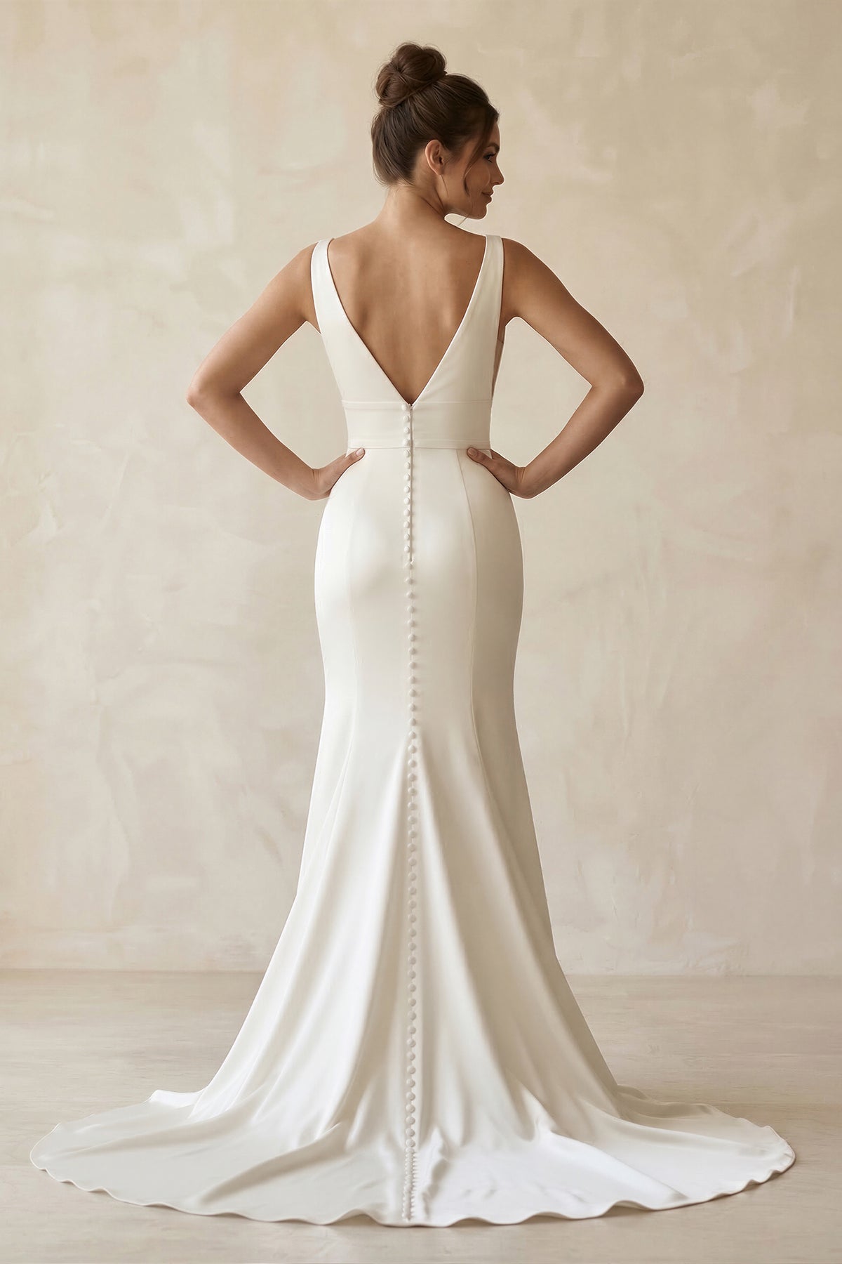 Robe de mariée blanche longue satinée coupe sirène à col V - Harana