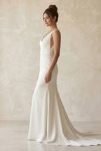 Robe de mariée blanche longue satinée coupe sirène à col V - Harana