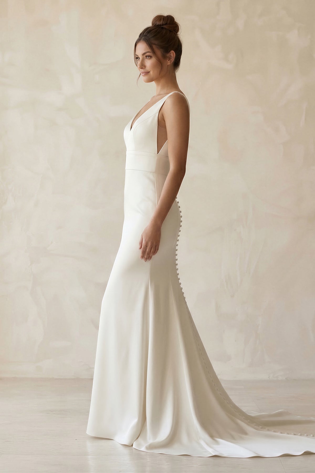 Robe de mariée blanche longue satinée coupe sirène à col V - Harana