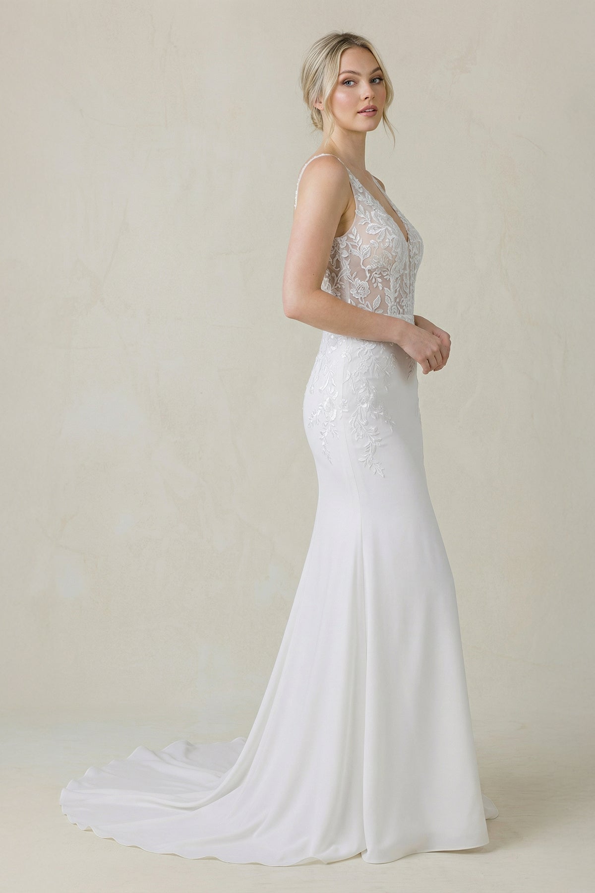 Robe de mariée blanche en satin silhouette sirène à col V - Harana