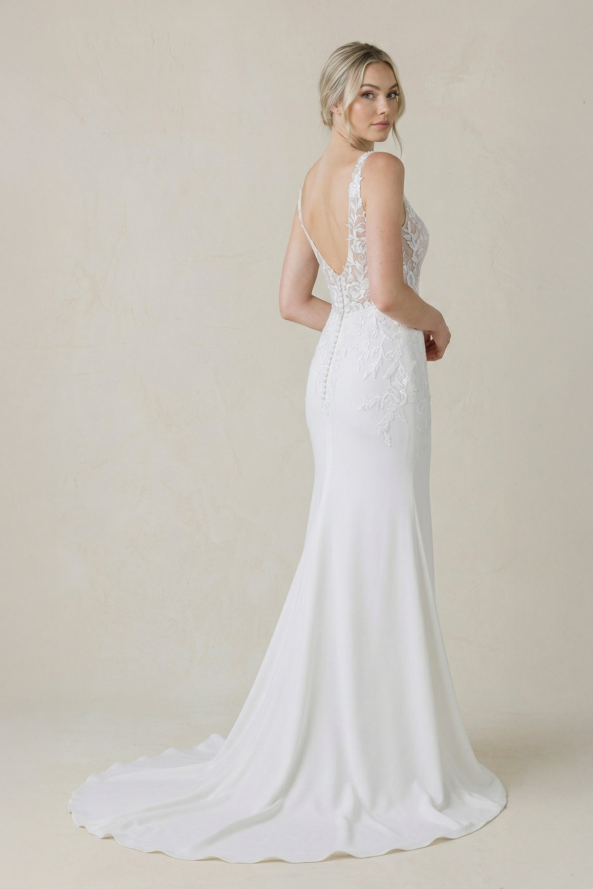 Robe de mariée blanche en satin silhouette sirène à col V - Harana