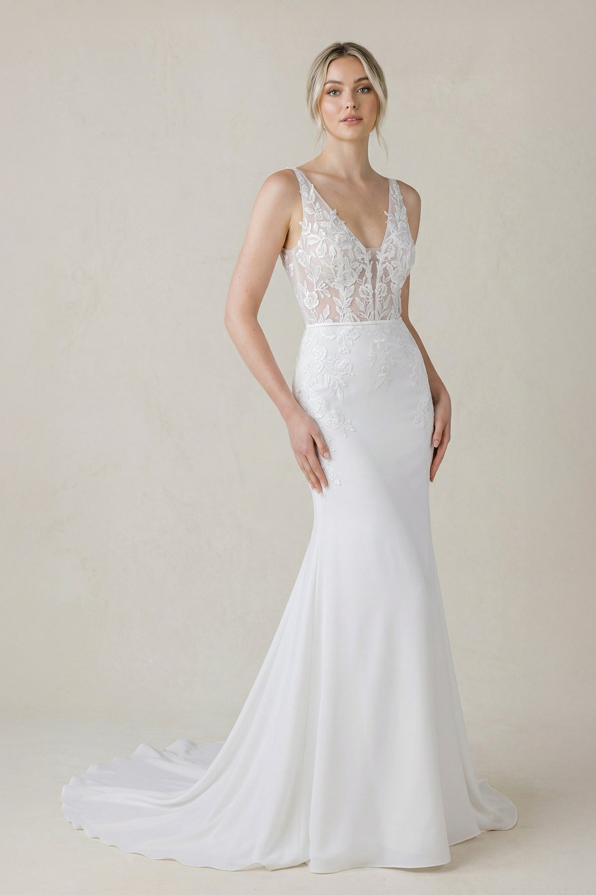 Robe de mariée blanche en satin silhouette sirène à col V - Harana