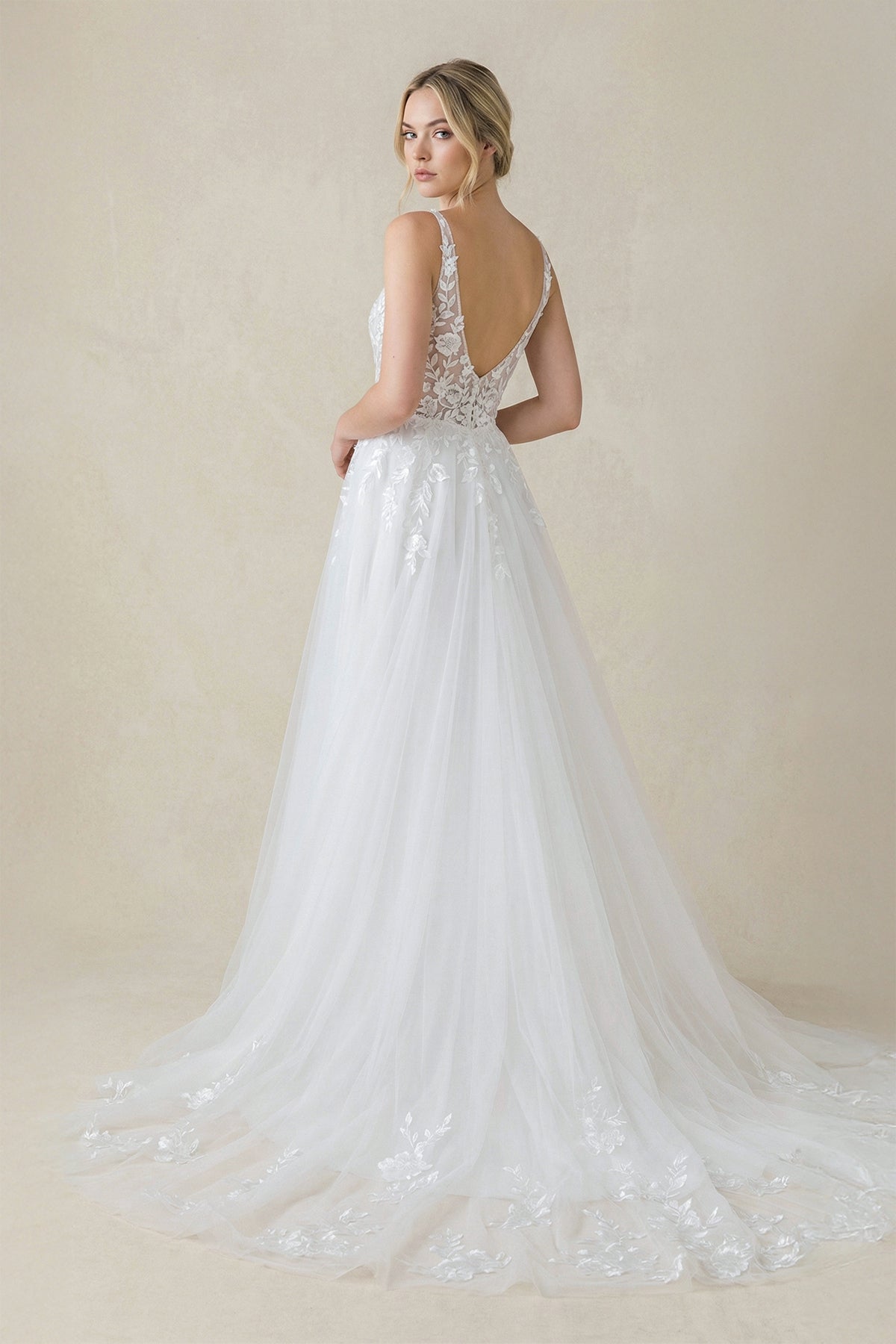 Robe de mariée blanche en satin silhouette sirène à col V - Harana