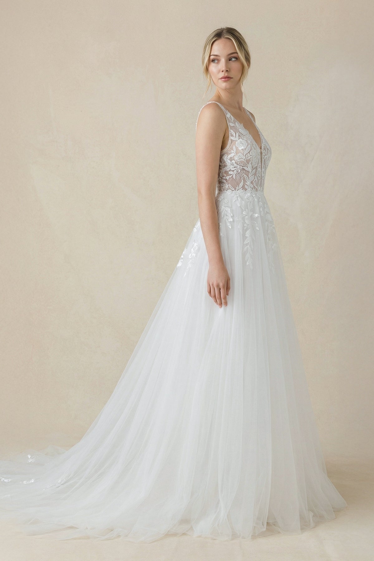 Robe de mariée blanche en satin silhouette sirène à col V - Harana