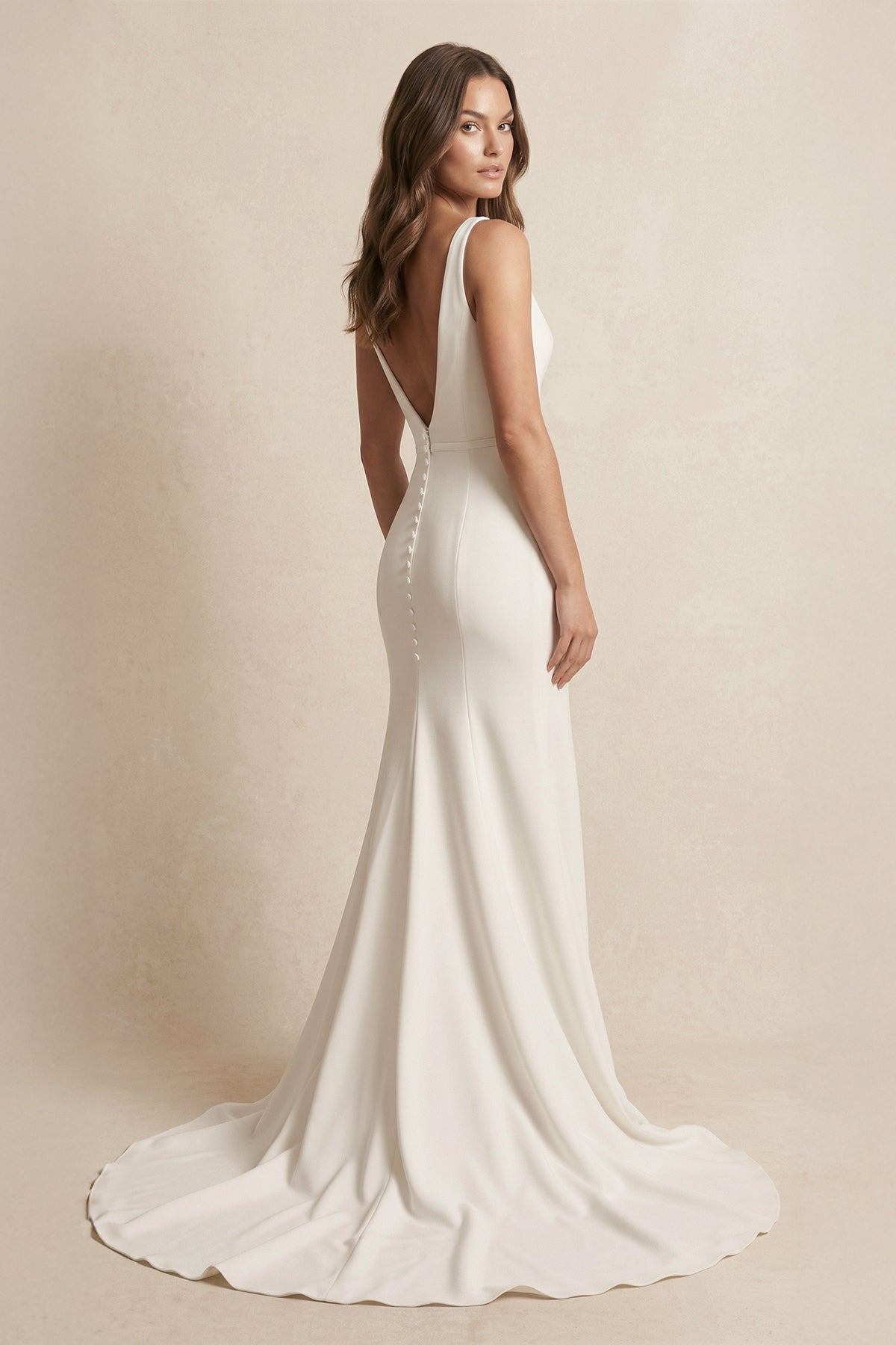 Robe de mariée ivoire satinée coupe sirène à col V avec fente - Harana