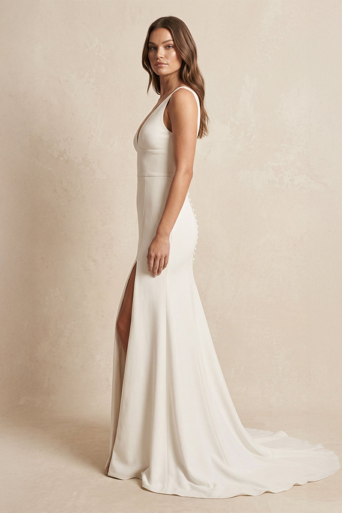 Robe de mariée ivoire satinée coupe sirène à col V avec fente - Harana