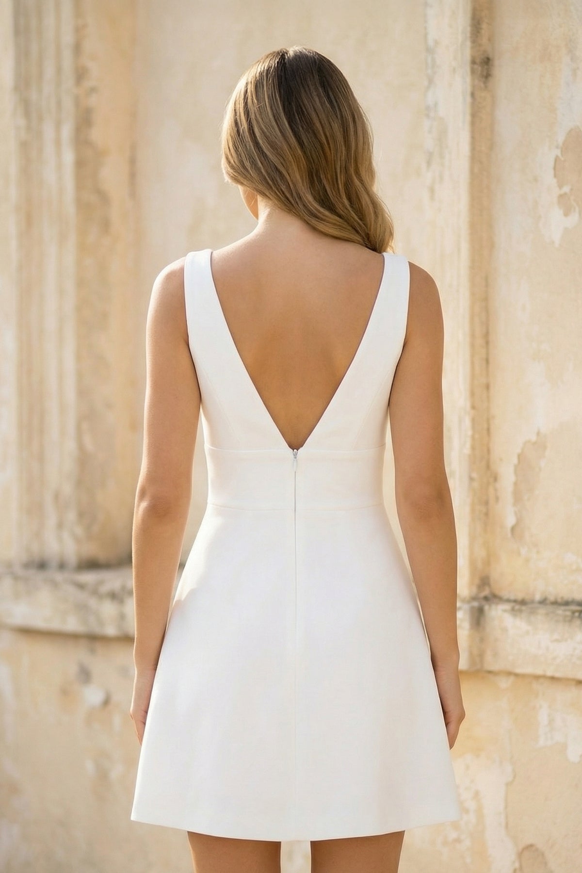 Robe de mariée blanche trapèze en satin à col V sans manches - Harana