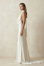 Robe de mariée ivoire sirène satinée col V avec fente sans manches - Harana