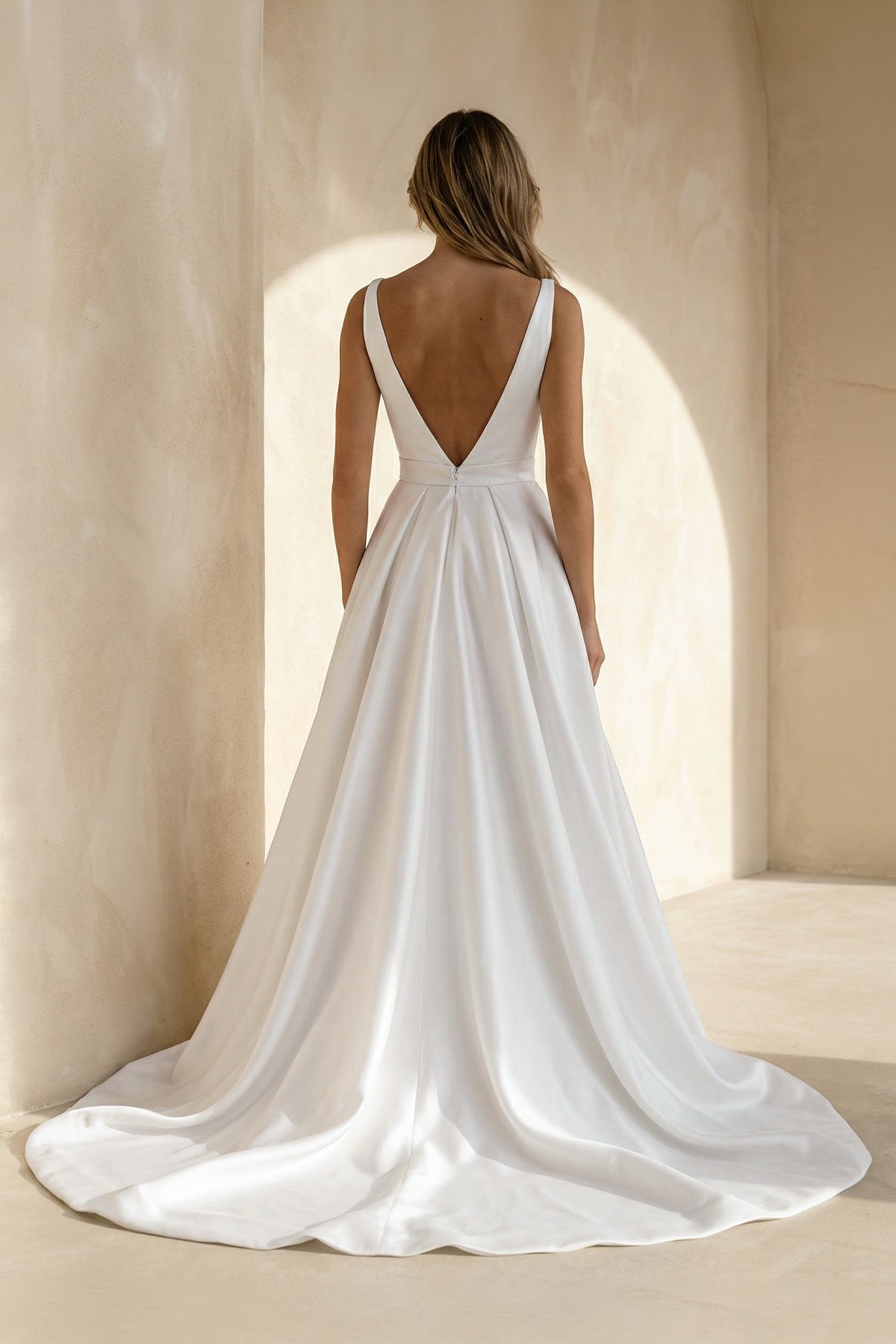 Robe de mariée ivoire trapèze en satin à col V sans manches - Harana