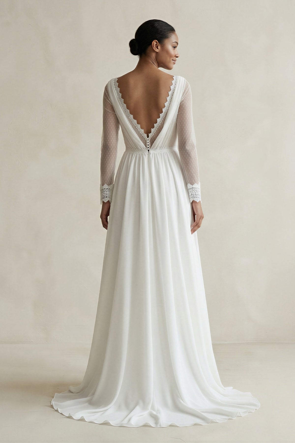 Robe de mariée blanche fourreau mousseline col V avec fente manches longues - Harana