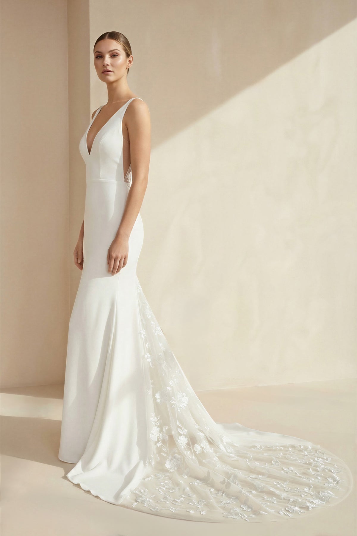 Robe de mariée blanche satinée à décolleté plongeant - Harana