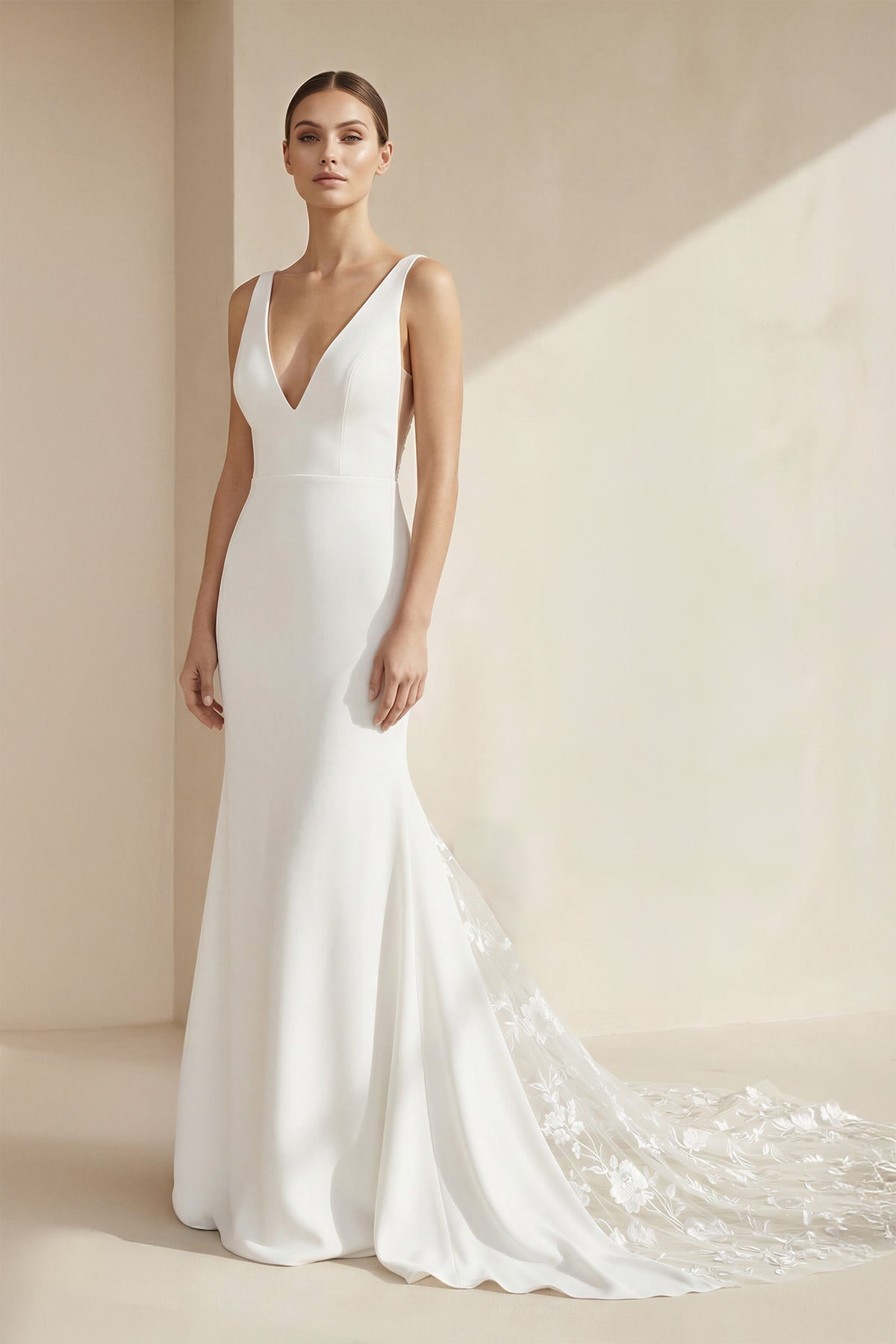 Robe de mariée blanche satinée à décolleté plongeant - Harana