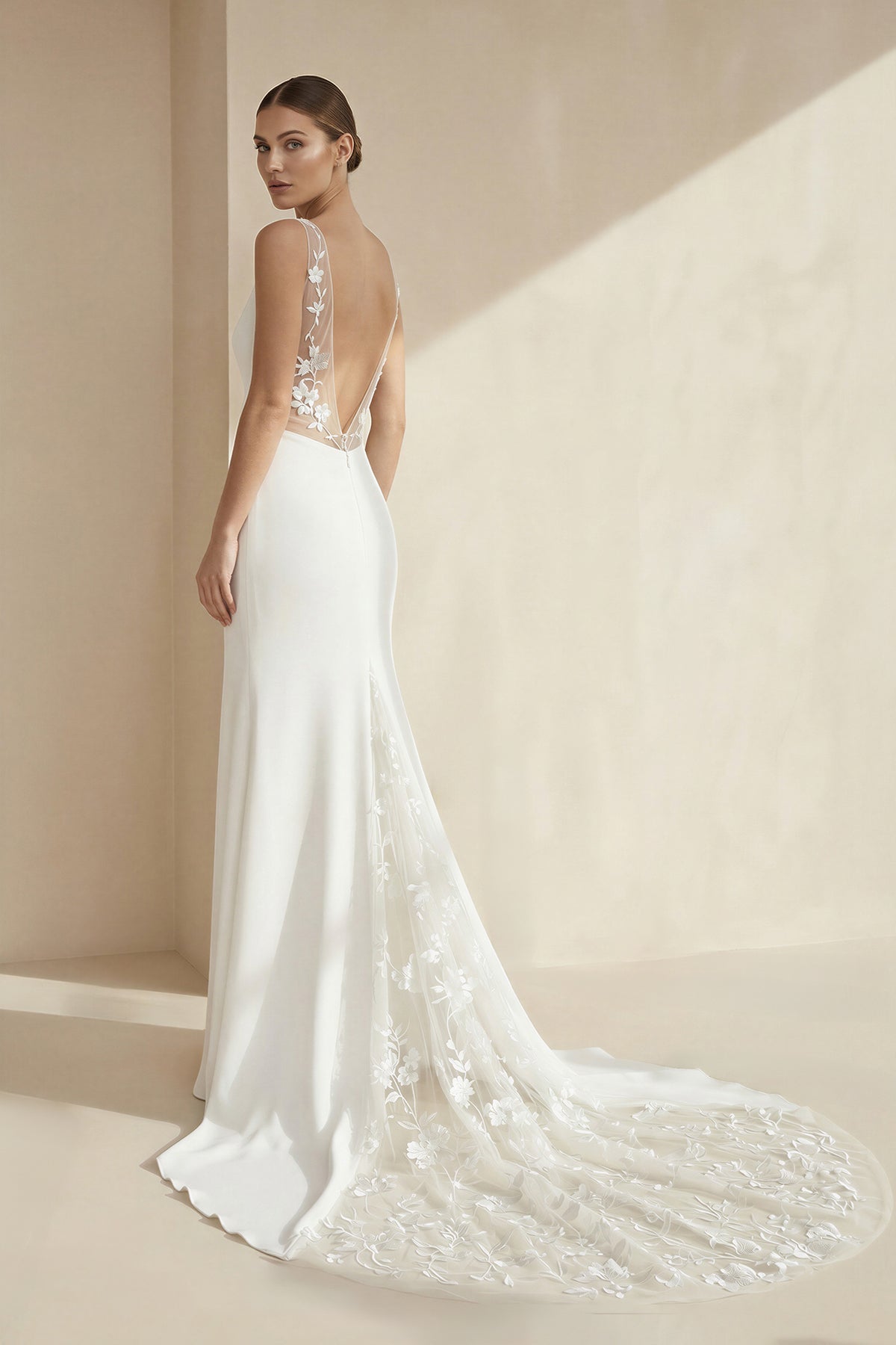 Robe de mariée blanche satinée à décolleté plongeant - Harana